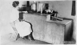 Clarissa Rolfs na cozinha da Residência do Diretor