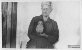 Effie Rolfs com uma ave