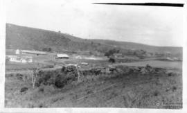 Oficinas e campo arado