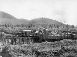 Operários transferindo pedras dos vagonetes